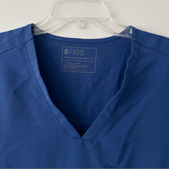 Figs Royal Blue Casma™ Three-Pocket Scrub Top - Picture 4 of 6